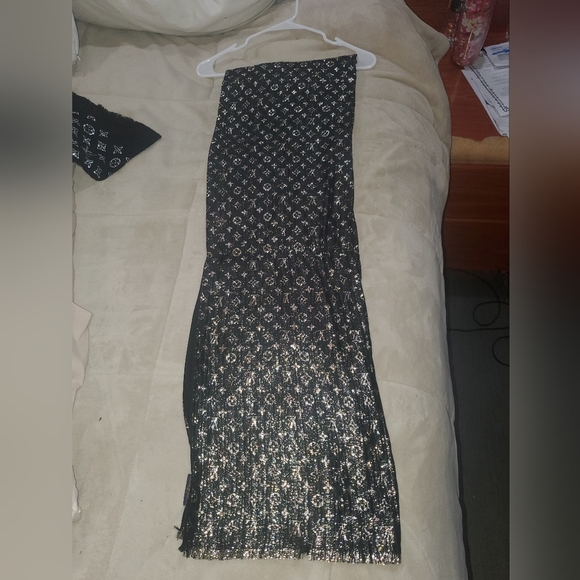Louis Vuitton Monogram So Glitter Stole Scarf/Shawl - Picture 13 of 15